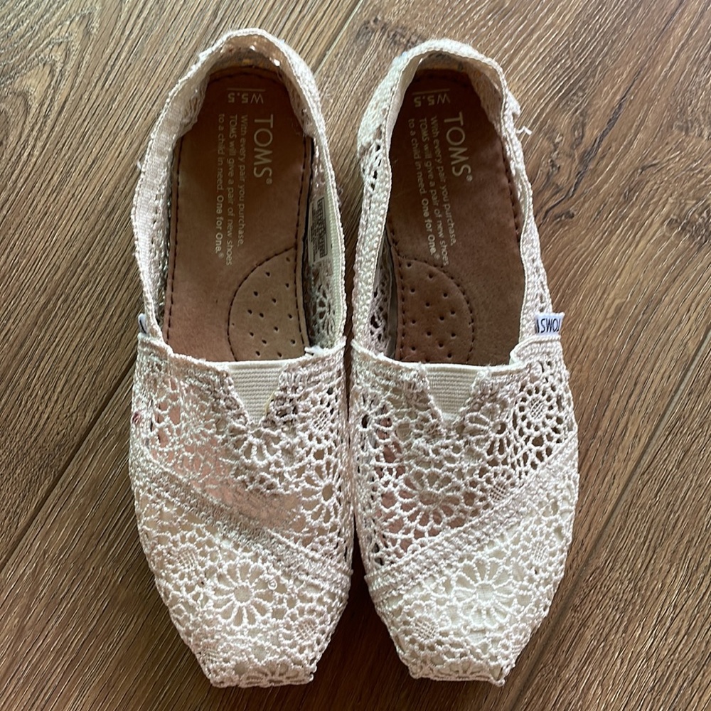 TOMS alpargata Ivory laced slip ons - Size 5.5 EUC